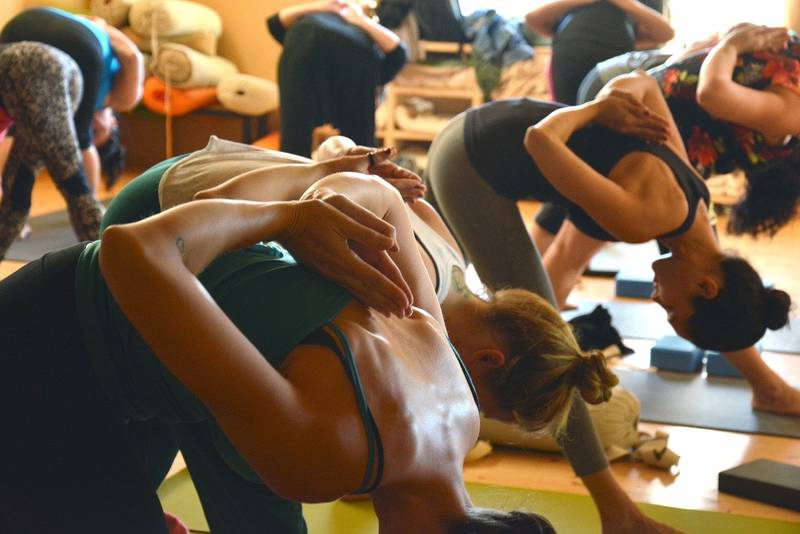 Joga dla początkujących: jak zacząć uprawiać jogę i czy akcesoria do jogi  są niezbędne? 